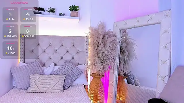 mia juicy  online show from October 28, 1:09 am