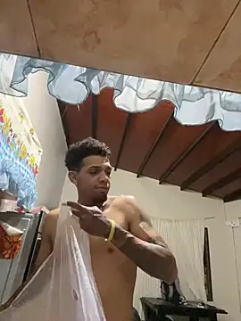 Valentino-elTuyo online show from February 22, 3:40 am