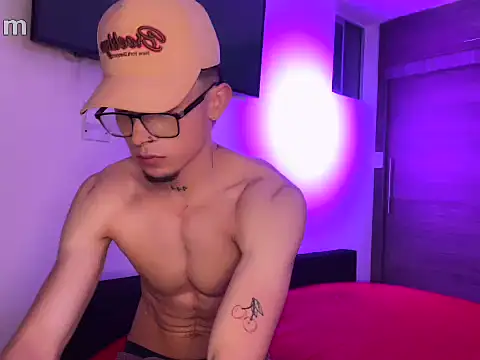 strongManLatino online show from February 5, 2:27 am