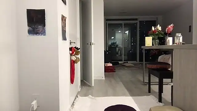 tia   fox online show from February 16, 11:45 pm