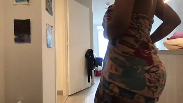 tia   fox online show from February 19, 6:48 pm