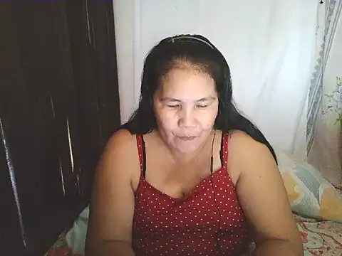 Snapshot of milagrose_rose chatting on May 21, 1:56 am milagrose rose online show from May 21, 1:56 am