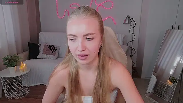 TessaGrays online show from March 9, 8:18 am