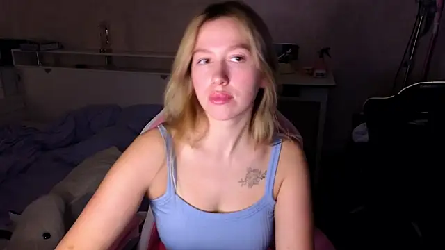 stefany and bettany online show from December 3, 1:42 pm