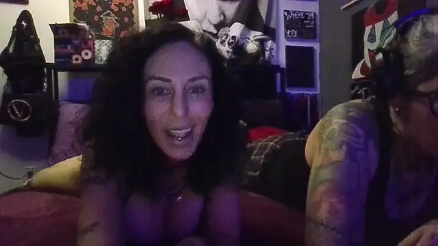 inkdhollow1 online show from December 20, 6:42 am