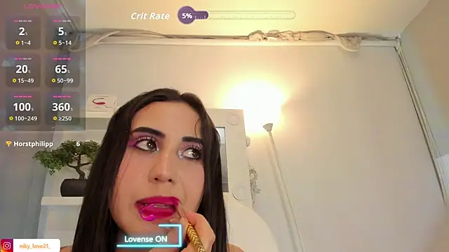Snapshot of niky_love21 chatting on June 8, 1:28 am niky love21 online show from June 8, 1:28 am