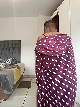 Snapshot of MissBubbles04 chatting on October 18, 5:10 am MissBubbles04 online show from October 18, 5:10 am