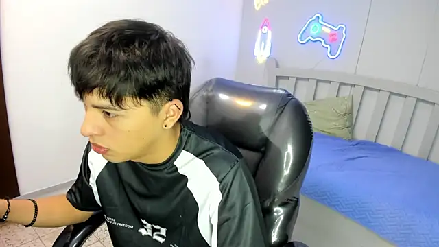 StiwenTwink online show from November 21, 4:05 pm