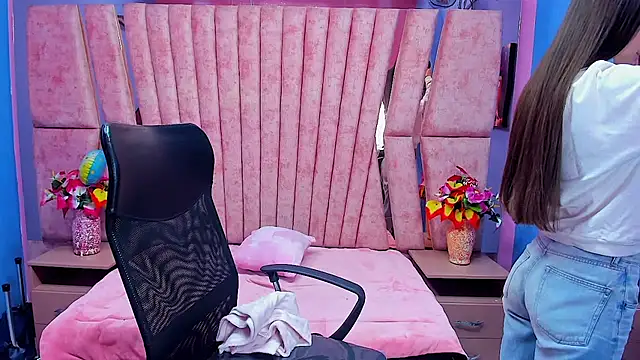 sarah sweett  online show from February 18, 2:46 pm