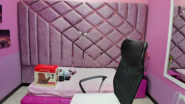 sarah sweett  online show from April 14, 2:56 pm