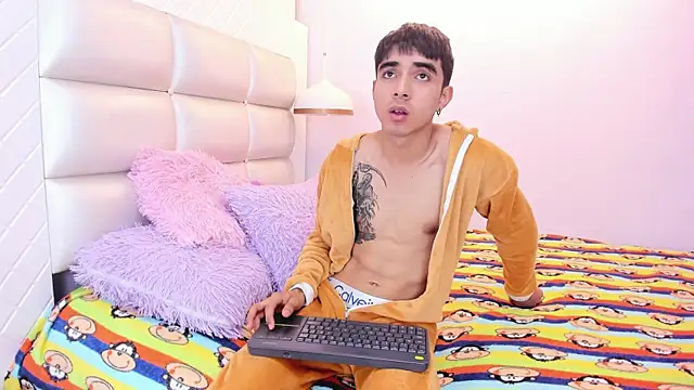 Hottie Guy online show from October 8, 6:16 pm