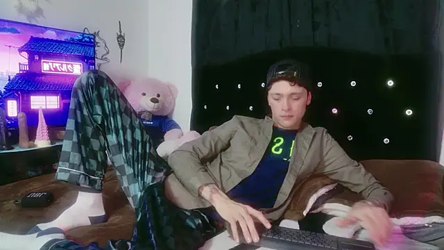 Tyler cat online show from December 3, 3:32 pm