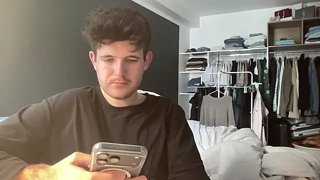 Snapshot of VersaGoo chatting on February 4, 10:21 am VersaGoo online show from February 4, 10:21 am