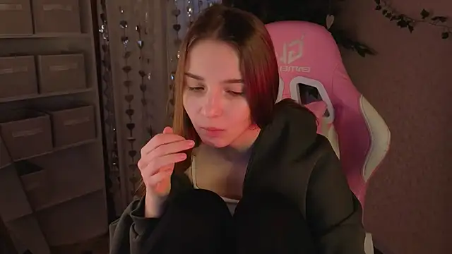 L1na Reeds online show from March 6, 1:13 am