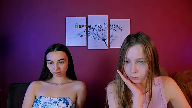 Snapshot of esme_moore_ chatting on October 28, 9:35 am esme moore  online show from October 28, 9:35 am