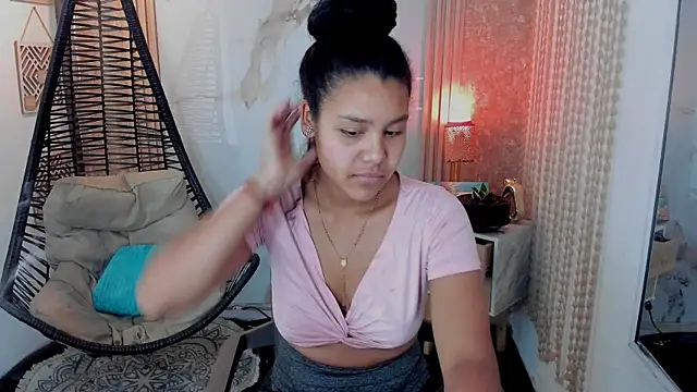 Snapshot of AriaVega chatting on May 3, 11:49 am AriaVega online show from May 3, 11:49 am