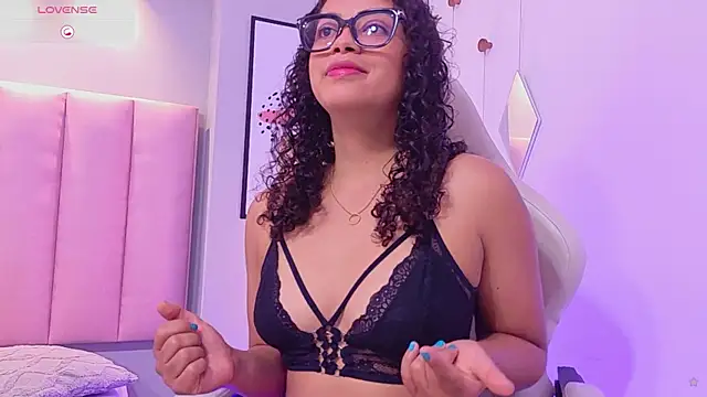 Snapshot of CamilaLevy chatting on April 18, 12:20 pm CamilaLevy online show from April 18, 12:20 pm