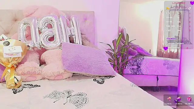 Snapshot of SoofiKiss chatting on April 24, 8:33 pm SoofiKiss online show from April 24, 8:33 pm