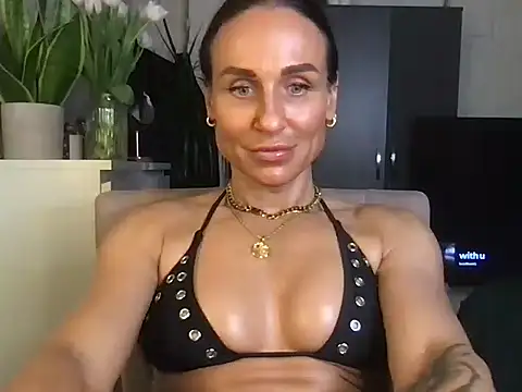 Snapshot of GluteQueenE chatting on January 10, 5:15 pm GluteQueenE online show from January 10, 5:15 pm