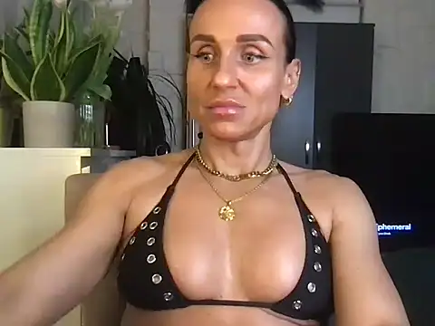 Snapshot of GluteQueenE chatting on January 14, 8:03 pm GluteQueenE online show from January 14, 8:03 pm