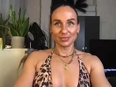 Snapshot of GluteQueenE chatting on February 5, 4:11 pm GluteQueenE online show from February 5, 4:11 pm