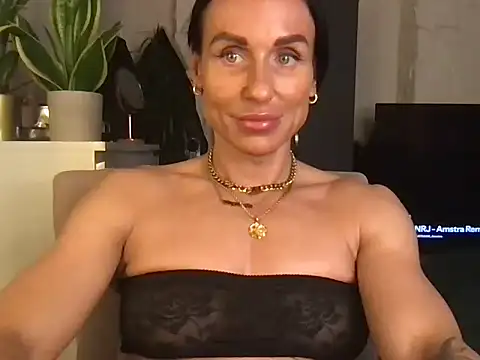 Snapshot of GluteQueenE chatting on March 12, 6:03 pm GluteQueenE online show from March 12, 6:03 pm