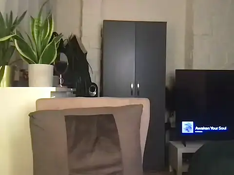 Snapshot of GluteQueenE chatting on March 13, 10:05 pm GluteQueenE online show from March 13, 10:05 pm