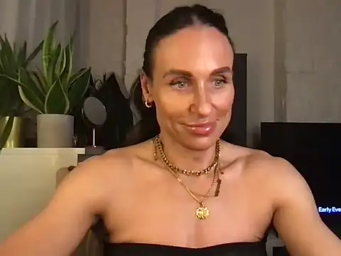 Snapshot of GluteQueenE chatting on March 17, 11:41 pm GluteQueenE online show from March 17, 11:41 pm