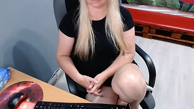 Snapshot of Ledi_Catherin chatting on July 6, 9:39 pm Ledi Catherin online show from July 6, 9:39 pm
