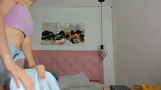 kiara and christy online show from October 6, 12:35 pm