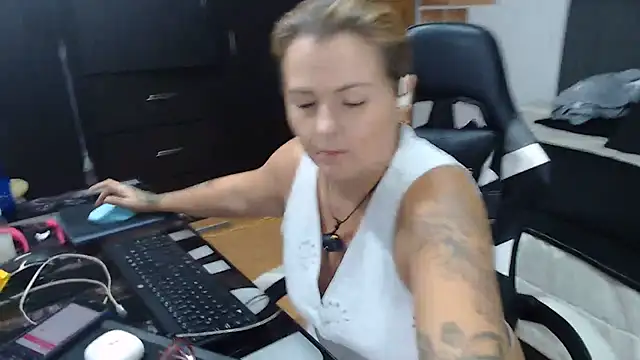 Snapshot of perlagoloza05 chatting on June 21, 2:14 am perlagoloza05 online show from June 21, 2:14 am