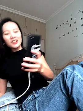 Snapshot of Mile-m chatting on October 12, 3:49 am Mile-m online show from October 12, 3:49 am