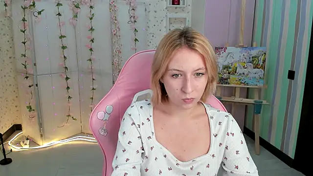 Emma Garcias online show from October 15, 12:05 pm