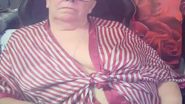 Playful MILF Demi online show from February 25, 8:29 pm