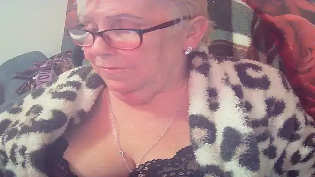 Snapshot of Playful_MILF_Demi chatting on April 22, 9:49 pm Playful MILF Demi online show from April 22, 9:49 pm