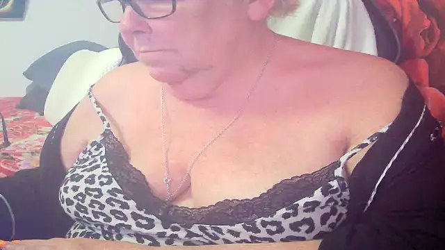Snapshot of Playful_MILF_Demi chatting on April 25, 6:16 pm Playful MILF Demi online show from April 25, 6:16 pm