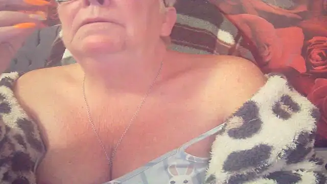 Snapshot of Playful_MILF_Demi chatting on April 30, 8:31 am Playful MILF Demi online show from April 30, 8:31 am