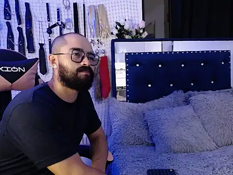 Aron and Queen Annie online show from November 23, 2:22 am