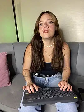 Snapshot of Emmily_pink chatting on October 8, 3:37 am Emmily pink online show from October 8, 3:37 am