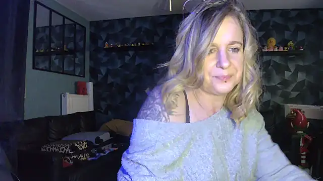 Snapshot of Delichieuse5 chatting on February 9, 8:24 pm Delichieuse5 online show from February 9, 8:24 pm