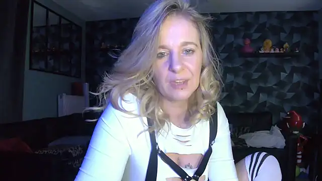 Snapshot of Delichieuse5 chatting on February 10, 8:35 pm Delichieuse5 online show from February 10, 8:35 pm