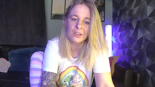 Snapshot of Delichieuse5 chatting on February 19, 9:00 pm Delichieuse5 online show from February 19, 9:00 pm