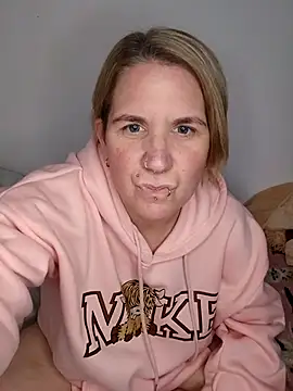 Snapshot of LaceyWestxx chatting on November 30, 6:01 pm LaceyWestxx online show from November 30, 6:01 pm