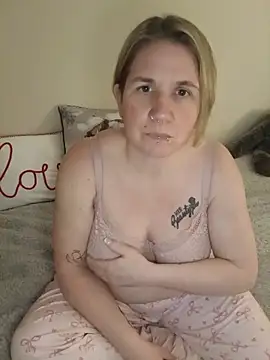 Snapshot of LaceyWestxx chatting on March 4, 6:25 pm LaceyWestxx online show from March 4, 6:25 pm