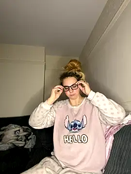 Snapshot of TabbyLovexox chatting on November 6, 7:20 am TabbyLovexox online show from November 6, 7:20 am