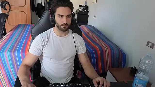 Al3xox02 online show from April 15, 1:40 pm