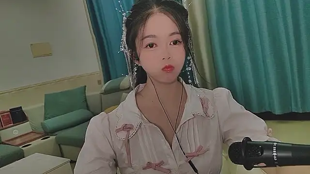Q Yumi online show from October 17, 12:30 pm