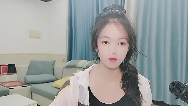 Q Yumi online show from October 18, 2:29 pm