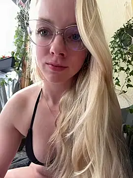 LinaLeana online show from April 1, 11:33 am