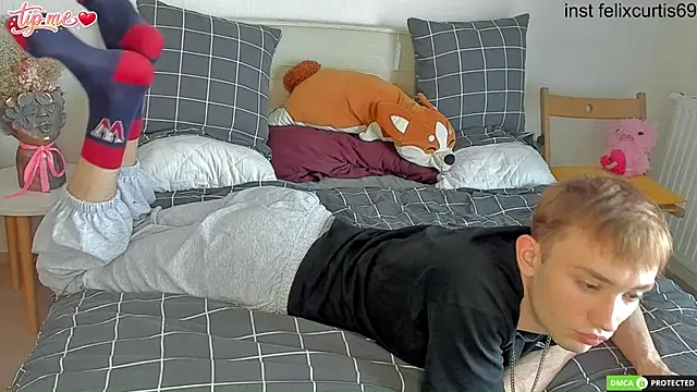Snapshot of felixcurt69 chatting on June 22, 11:18 am felixcurt69 online show from June 22, 11:18 am